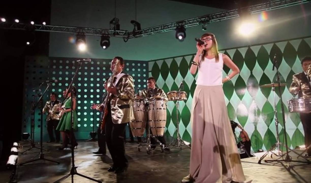 Denise Gutiérrez<br/>El listón de tu pelo- 2013<br/><br/>La cantante que se dio a conocer interpretando temas con otras banas como Zoe (Te soñé), ha hecho una de las colaboraciones más famosas de la banda en su disco de 2013: Cómo Te Voy a Olvidar ¡Edición de Súper Lujo! <br/><br/>