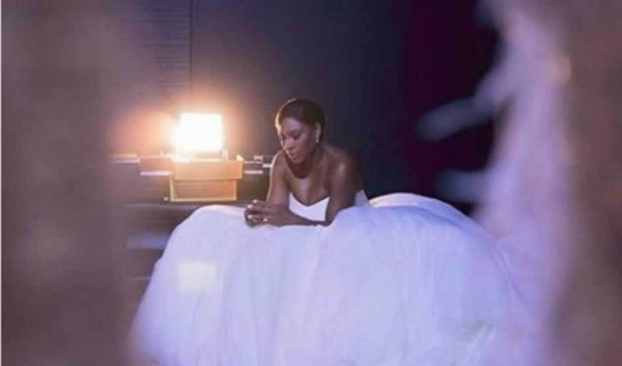 El vestido que escogió la tenista para esta gran ocasión. Serena se decantó por un look al más puro princesa Disney donde destacaba la pomposa falda del vestido y la capa al estilo Elsa de Frozen firmado por Alexander MQueen.