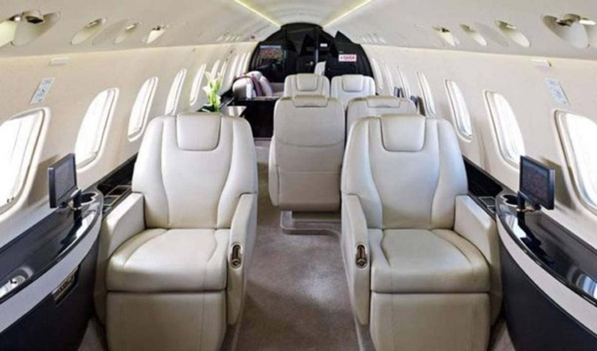 Así de lujoso es el avión privado de Lionel Messi, un Embraer Legacy 650 valorado en 28,3 millones de euros.