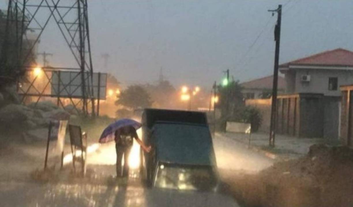 En la colonia San José de El Pedregal, un vehículo se fue en un hueco en el pavimento causado por las lluvias.