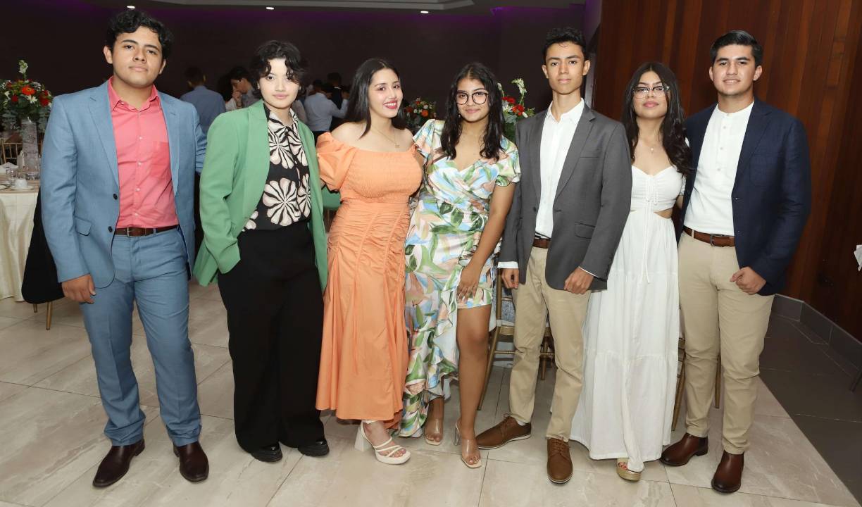 Un total de 91 alumnos del Instituto Bilingüe La Salle celebraron y compartieron un delicioso desayuno en las instalaciones del Hotel Copantl. Fotografías, oración, juegos y la presencia del payasito Caramelo fueron parte de este evento matutino. En la foto posan: Fernando Bulnes, Elian Dubón, Grace Pineda, Hanna Zerón, René Velásquez, Lissy Villanueva y Brayan Tróchez