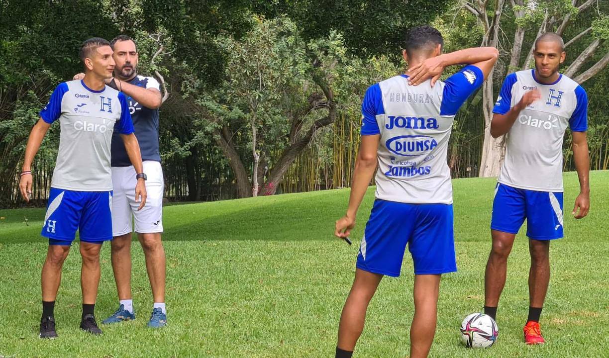 La selección hondureña decidió preparar el duelo ante México en la ciudad de Cuernavaca, que se ubica a 1,510 metros sobre el nivel del mar y a una hora de distancia de la Ciudad de México. El mismo día del duelo se trasladará al Distrito Federal. 