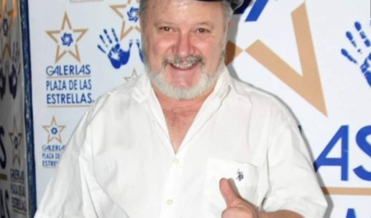 En una nueva cirugía, los médicos cortaron fragmentos de piel de su espalda e ingle, que son los que actualmente tiene en la cabeza.<br/><br/>