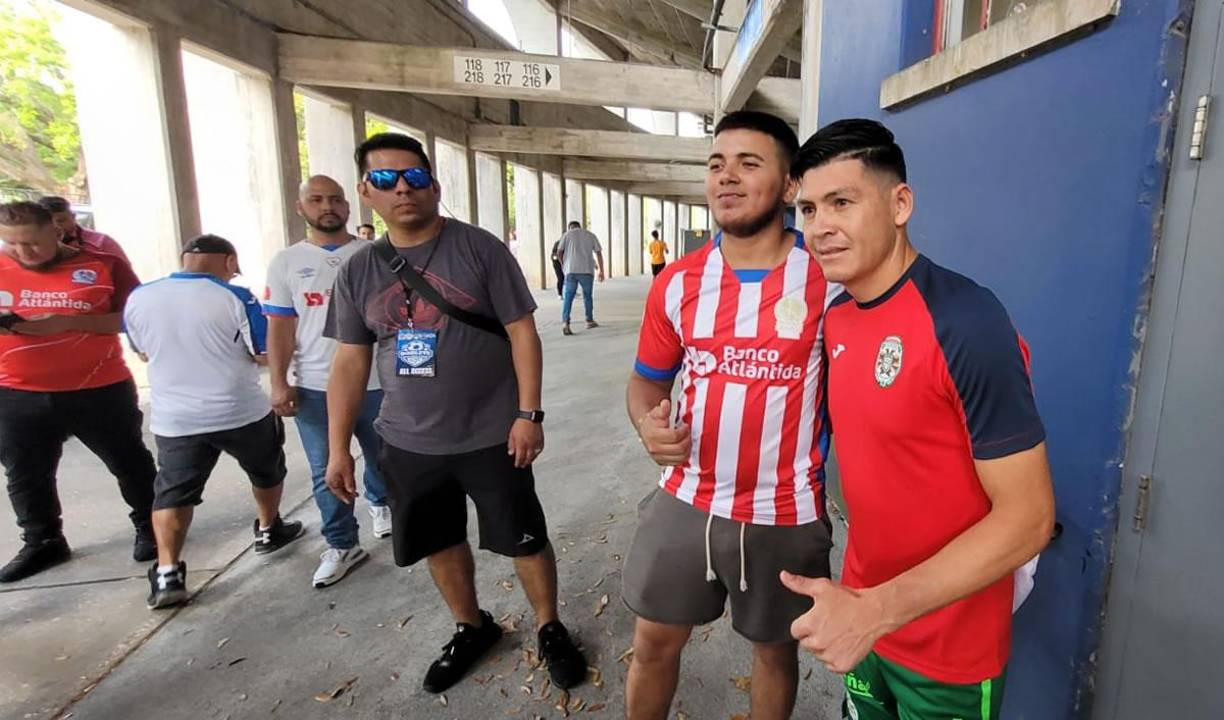 Incluso, hinchas del Olimpia que asistieron al estadio se tomaron fotos con el ‘Chelito’ Martínez.