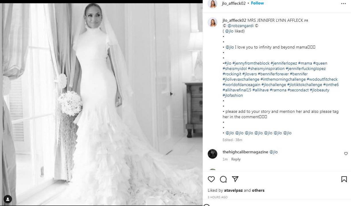 Según informa la revista Vogue: “Más de 1000 pañuelos y 500 metros de tela se cortaron en volantes para hacer una versión etérea del clásico vestido columna de cuello alto de Ralph Lauren. Los volantes se unieron a mano, creando una falda voluminosa y romántica. La manga estaba insertada con un volante en cascada, que cubría desde la parte posterior del cuello alto hasta el hombro. Un velo del largo agregó una capa adicional de dramatismo”.