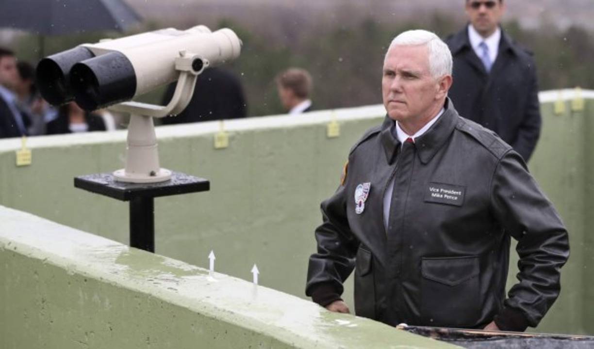 El vicepresidente Mike Pence gana 230,000 dólares al año, según la Casa Blanca.