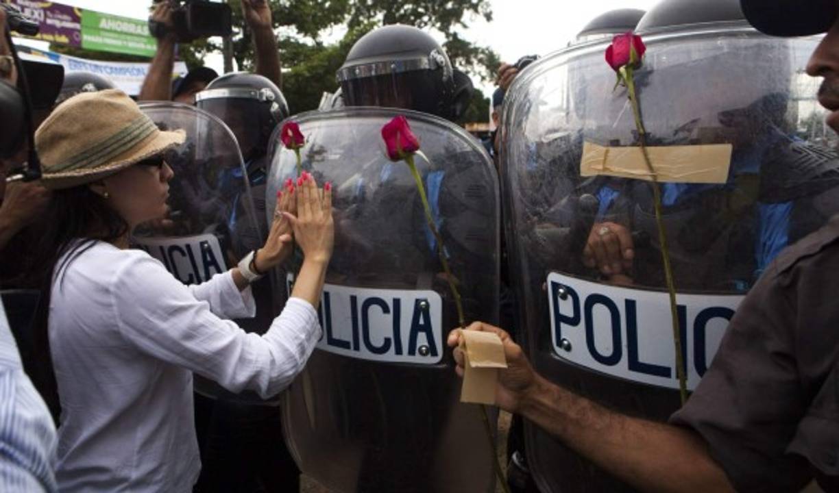 MIA64. MIAMI (ESTADOS UNIDOS), 24/08/2017.- El actor Carlos Ponce posa a su llegada a la alfombra azul de los Premios Tu Mundo hoy, jueves 24 de agosto de 2017, en Miami (EE.UU.). Colores fuertes y sólidos, vestidos cortos y maquillajes 'nude' dominaron la alfombra azul de los Premios Tu Mundo, que esta noche reconocen en Miami (Estados Unidos) a los artistas y programas favoritos de la audiencia de Telemundo. EFE/Giorgio Viera