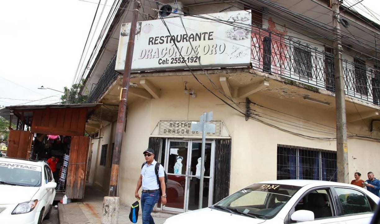Otro restaurante, pero de comida china que ha “sobrevivido” a las malas rachas y a las nuevas competencias, es el restaurante Dragón de Oro que opera desde mediados de los 60’s. Ubicado en la 1 avenida, 9 calle del barrio Medina, frente a la primera estación de Policía. Todavía se encuentran publicaciones de 1985 que hacían en los periódicos promoviendo sus servicios de restaurante. En las redes sociales se puede leer comentarios de personas que indican “vendían un arroz blanco con camarón, no he vuelto a probar algo así”. Otro usuario dijo que la primera vez que vino a San Pedro Sula su papá lo trajo junto a sus cinco hermanos a comer al restaurante allá por 1973.