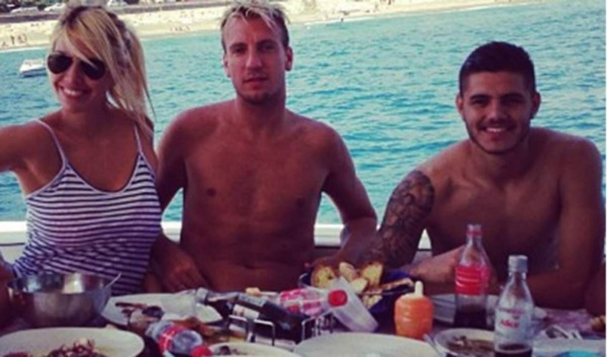 Mauro Icardi era el protegido de Maxi López, quien lo llevó a Italia. Eran muy amigos hasta que el actual delantero del Inter de Milán se metió con Wanda Nara.