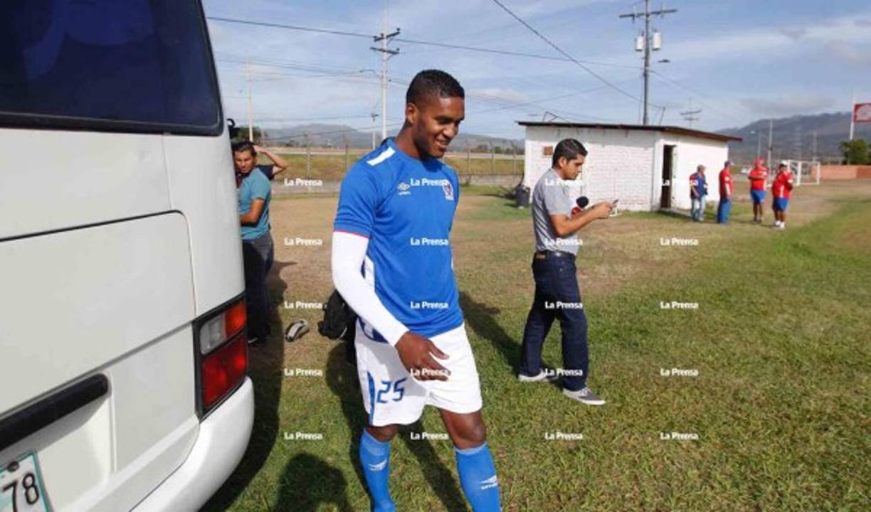 Momento en que Beckeles ante la sorpresa de todos se unía al entrenamiento del Olimpia.