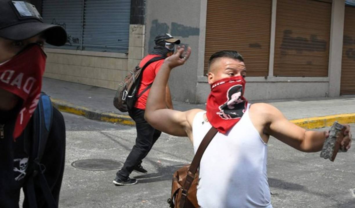 Aunque dichos artículos fueron eliminadas, simpatizantes del partido político Libertad y Refundación (Libre) y algunos sectores gremiales tuvieron conflicto con agentes policiales en una batalla campal en varias zonas de Tegucigalpa.