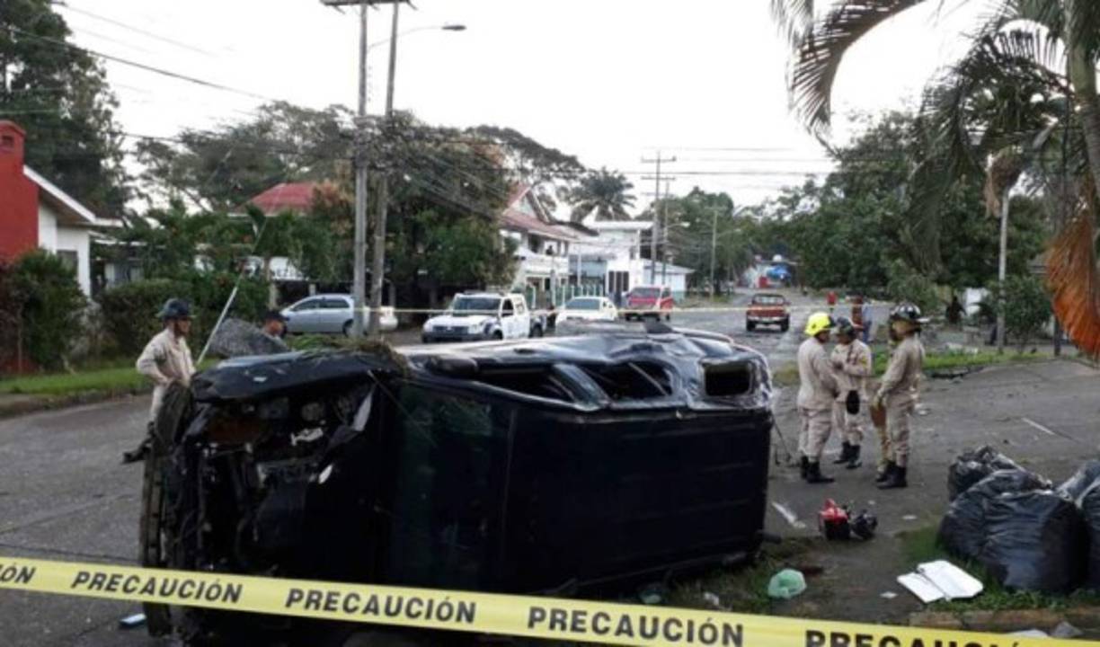 Un efectivo de la Fuerza Aérea de Honduras murió y otro resultó herido tras un accidente de vehicular ocurrido, el 23 de diciembre del 2017, en un céntrico barrio de la ciudad de La Ceiba, Atlántida.<br/>La víctima identificada como José Dávid Manzanares de 25 años, quien murió luego de que el vehículo en que se transportaba junto a cuatro compañeros más impactará contra unos árboles y luego diera varias vueltas en la calle del viejo hotel Bahía en el barrio Potreritos.<br/>Relatos de guardias de seguridad, dan parte que el automotor iba a exceso de velocidad y al parecer sus ocupantes andaban bajo los efectos del alcohol.<br/>
