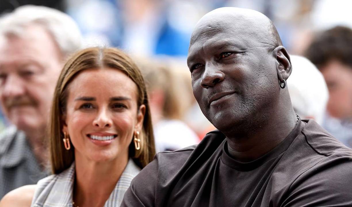 Sin embargo, en 2006, Jordan enfrentó un costoso divorcio, pagando aproximadamente 168 millones de dólares a su ex esposa Juanita Vanoy, además de renunciar a la custodia de sus tres hijos y del hogar conyugal, una extensa propiedad de 25.000 pies cuadrados en Chicago. 