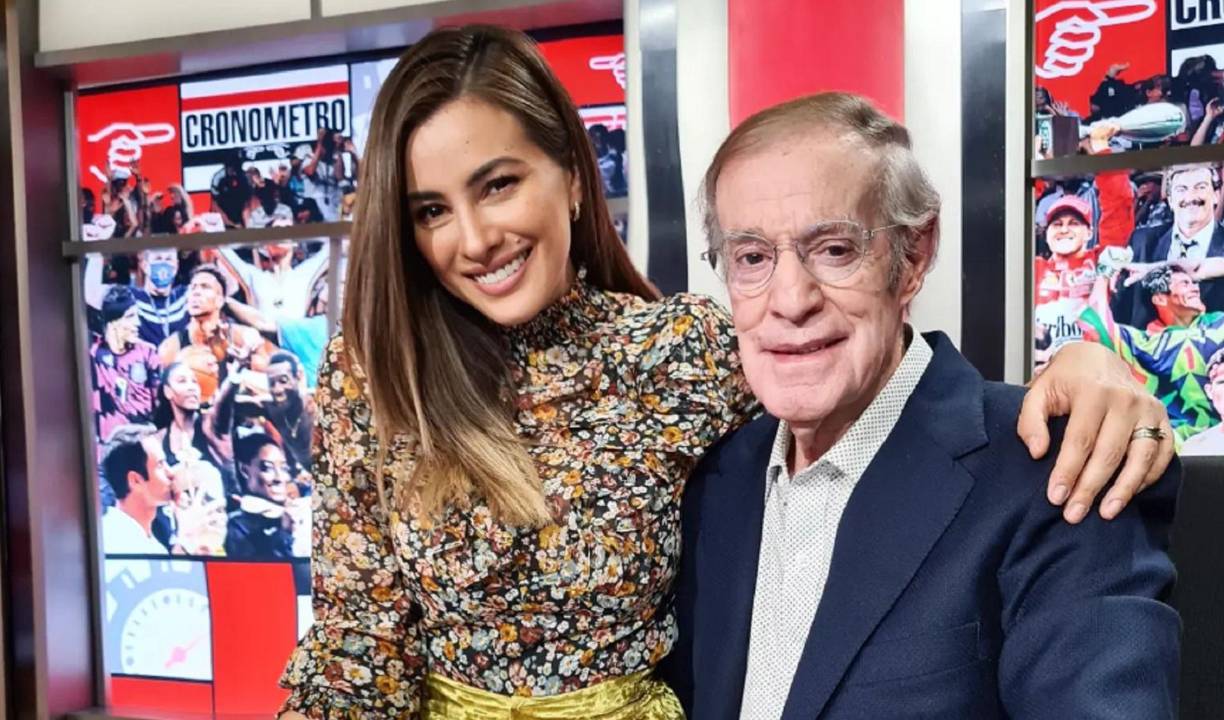 “Que le vaya bien con los árabes, ya sabrá los latigazos que le van a dar por allá,” comentó Fernández, en referencia a la reciente transferencia de Quiñones al Al-Qadisiyah Football Club de la Saudi Pro League.