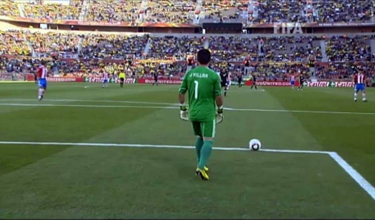 Regla 16: Saques de meta<br/><br/>-El balón estará en juego una vez que haya sido tocado y se mueva con claridad, sin que sea necesario que salga del área penal.<br/><br/>-Los adversarios deberán permanecer fuera del área penal hasta que el balón esté en juego.