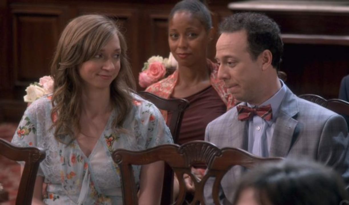 ¿QUE PASARÁ CON STUART Y DENISE?<br/>Stuart Bloom, el simpático propietario de la tienda de cómics frecuentada por los personajes era, junto con Rajesh Koothrappali, el otro soltero sin suerte en el amor de la serie.<br/>Sin embargo, un rayo de esperanza pareció surgir en el episodio final de la temporada anterior, cuando Denise, la nueva asistente administrativa de la tienda, quedó impresionada con el conocimiento enciclopédico que Stuart tiene de 'Star Wars', saga de la cual la chica es fanática. <br/>¿Será que terminan juntos? Pronto lo sabremos.