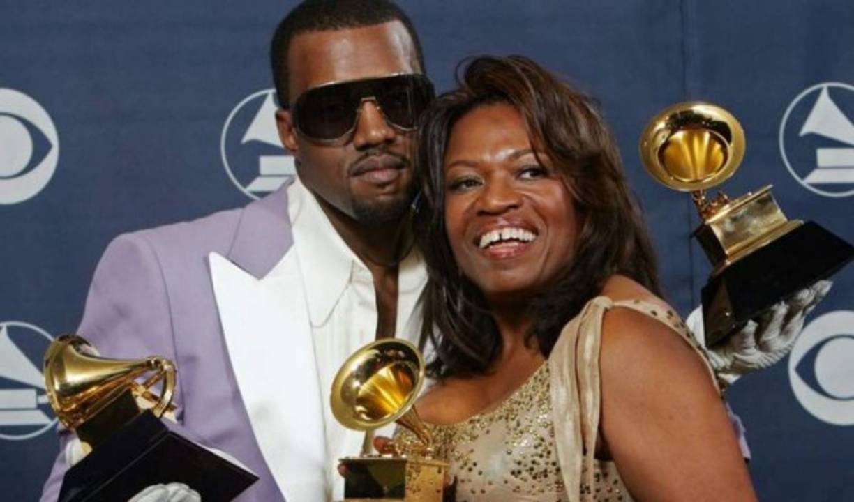 Donda West, madre del famoso rapero Kanye West, murió en 2007 tras hacerse una reducción de pechos y de abdomen a los 58 años.
