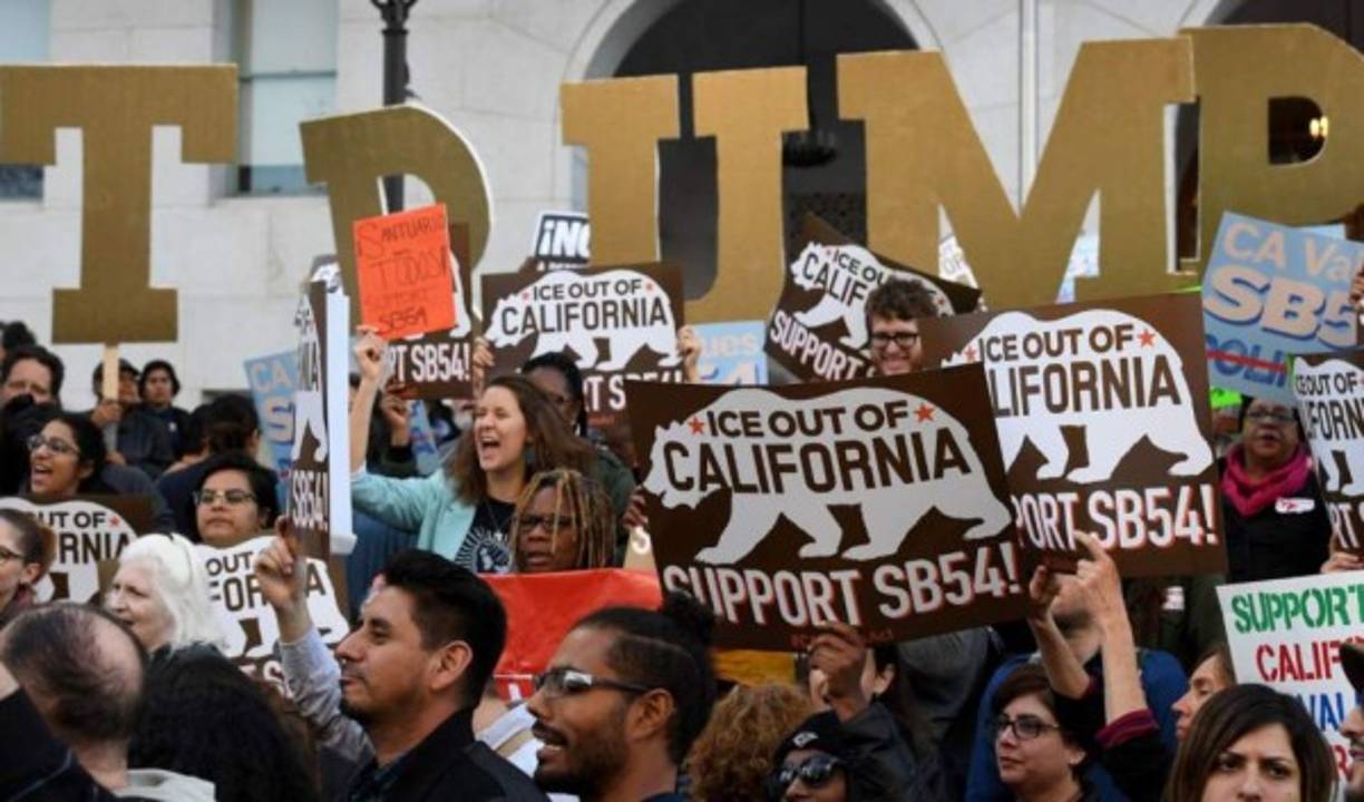 En un claro desafío al presidente estadounidense Donald Trump, el Senado de California aprobó ayer una iniciativa que abre el proceso para que se convierta en el primer estado santuario de EUA.