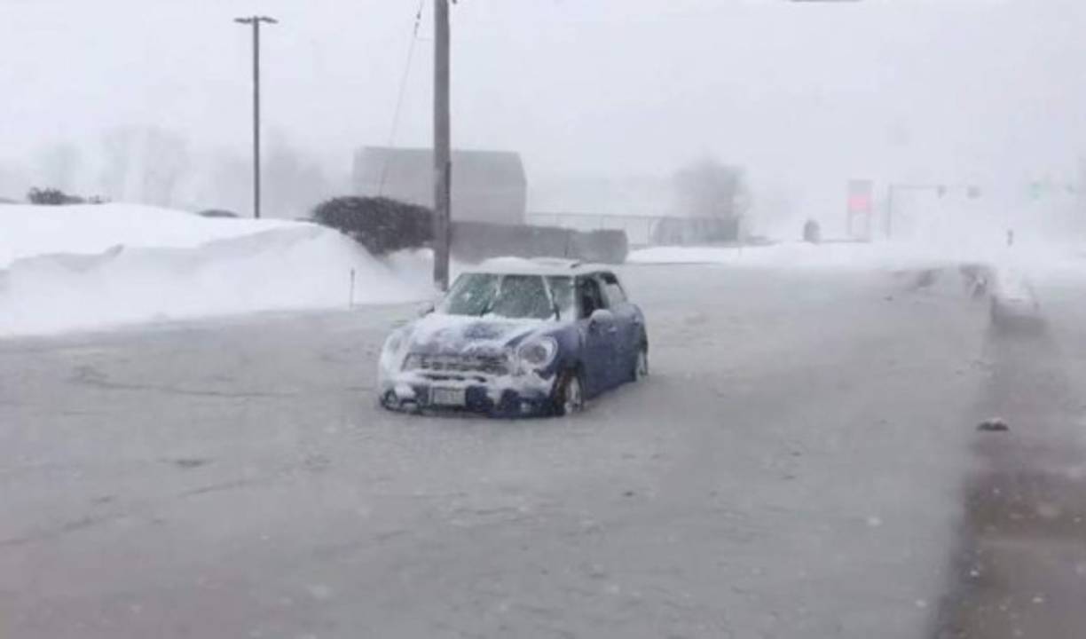 En Virginia, más de 40.000 personas sufrieron cortes de electricidad, y miles más quedaron sin luz a lo largo de la costa, entre ellos unos 10.000 residentes de Massachusetts.