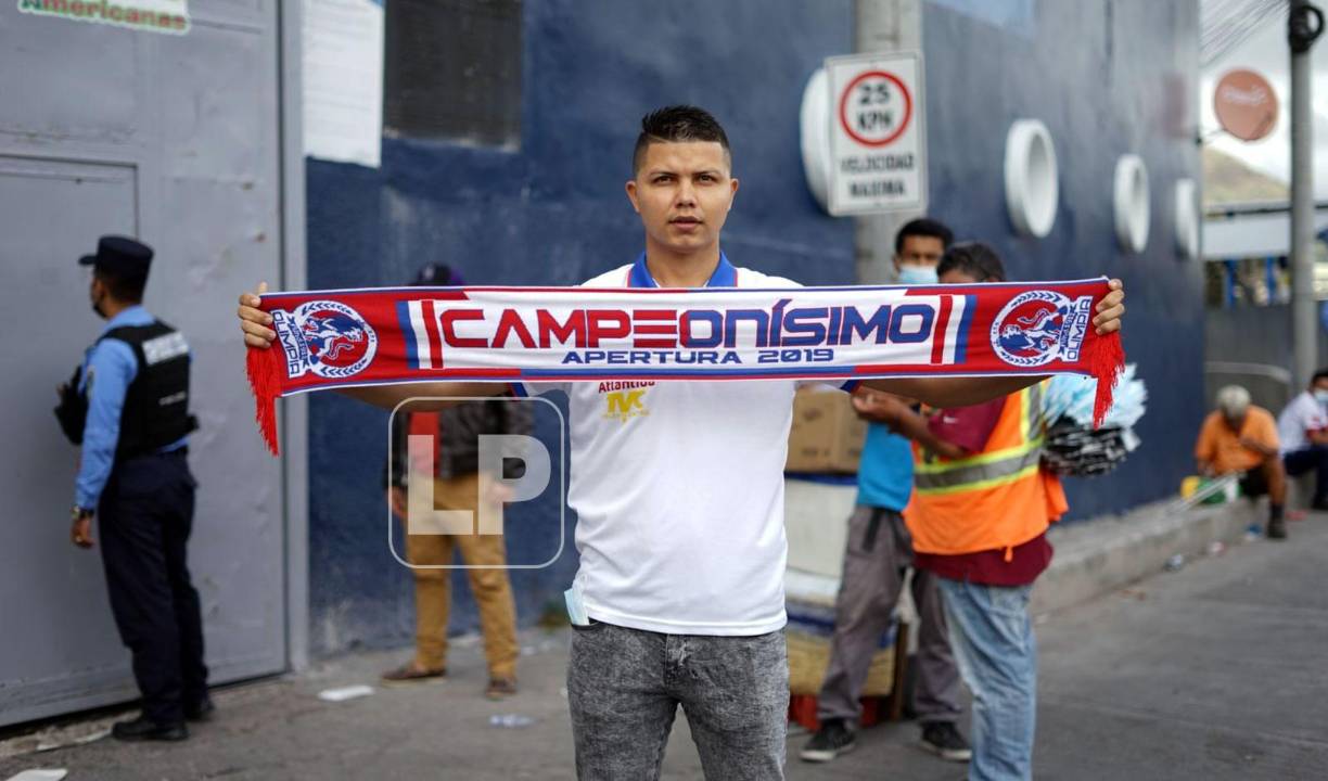 Con bufandas llegan identificados algunos hinchas del Olimpia.