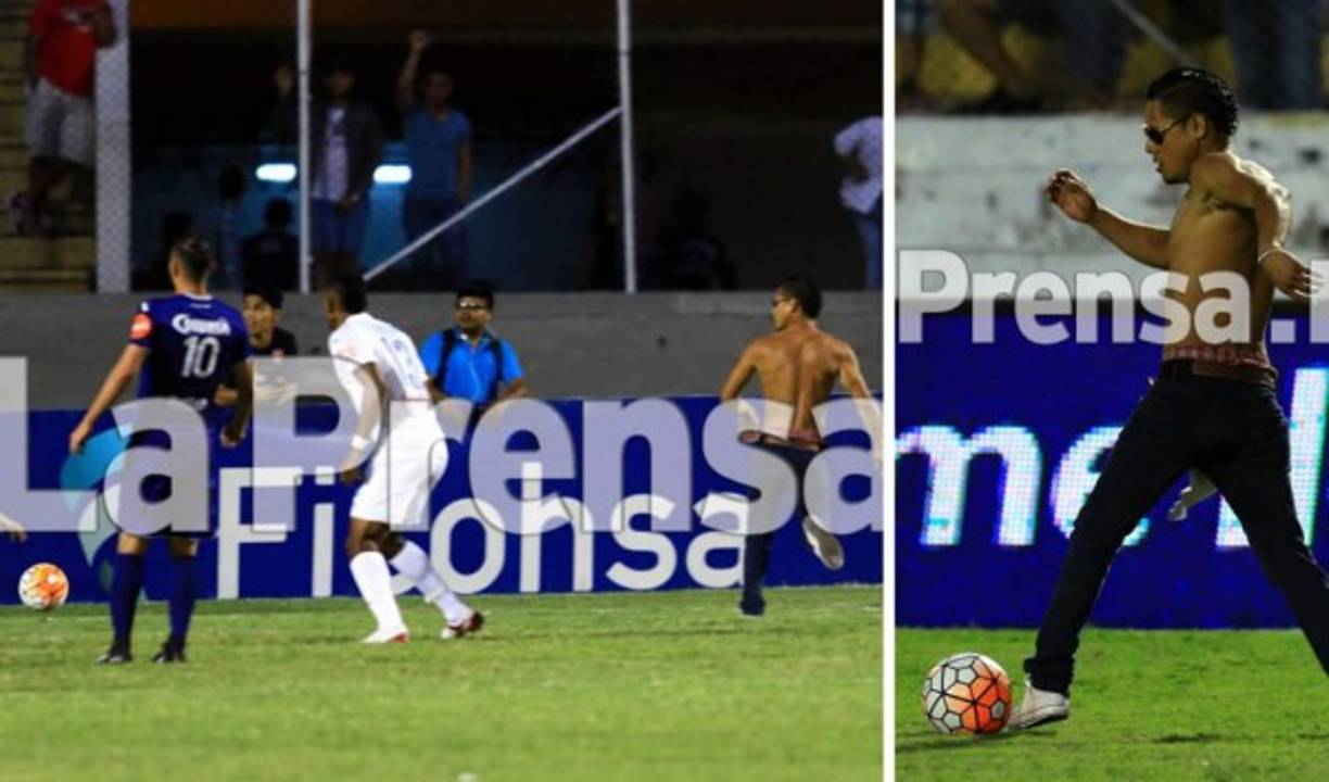 Este aficionado se metió con un balón al campo en el minuto 93 y 'anotó un gol' al momento que Rojer Rojas hizo el empate del Olimpia (2-2) contra el Motagua.