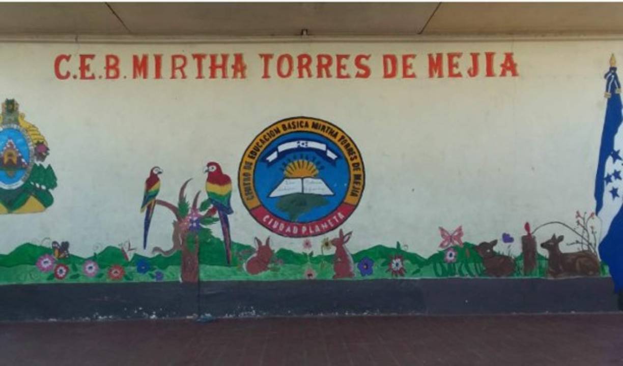 El subcomisionado de la Policía, Marlon Miranda, dijo que este sería el tercer centro escolar que es usado por pandilleros para esconder armas e indumentaria militar.