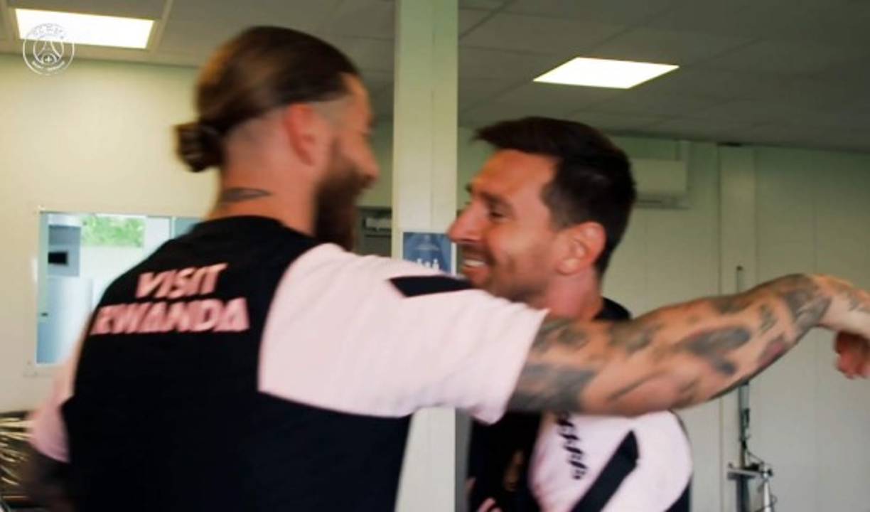 Messi frenó su práctica para saludarse con el defensa español Sergio Ramos, un gran rival que tuvo cuando el jugador estaba en el Real Madrid. Muchos clásicos disputaron.
