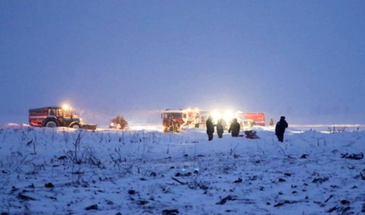La nieve, que volvió a caer este domingo en Moscú y su región, impedía que los vehículos pudieran acercarse al lugar donde se estrelló el avión, por lo que los socorristas tuvieron que llegar a pie, según relatan los medios rusos.