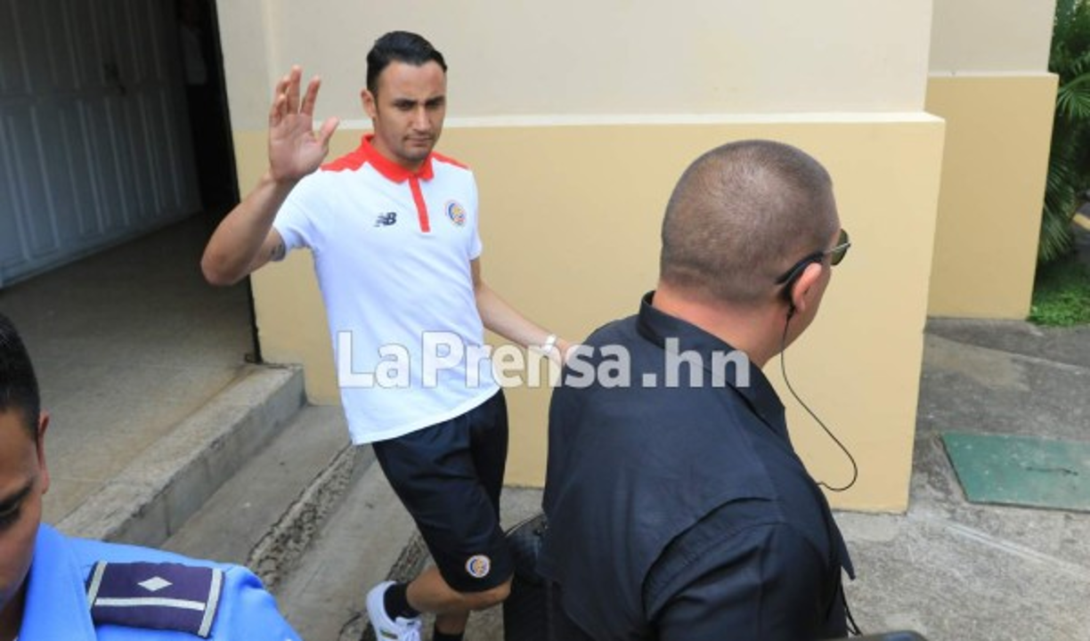 Keylor Navas saludó de esta manera a los aficionados que lo aclamaban.