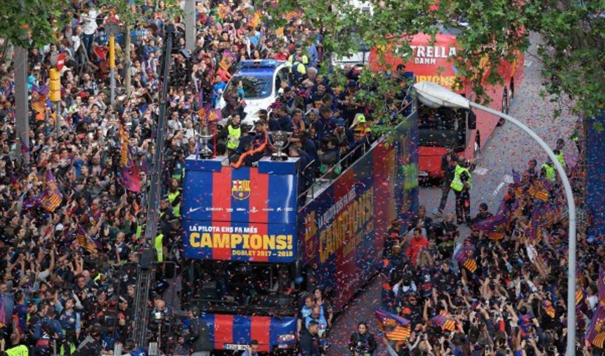 Equipados con camisetas y banderas azulgranas, los culés aplaudían el paso del autocar .