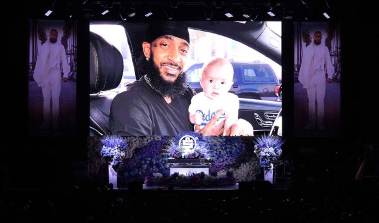 Unas 20,000 personas se congregaron este jueves en Los Ángeles para dar el último adiós al rapero asesinado Nipsey Hussle.<br/><br/>La mayoría de los asistentes a este servicio ecuménico en el Staples Center, donde hace 10 años se realizó el funeral del cantante Michael Jackson, eran negros o latinos, muchos con camisetas con el rostro del artista de 33 años, asesinado a tiros el 31 de marzo.