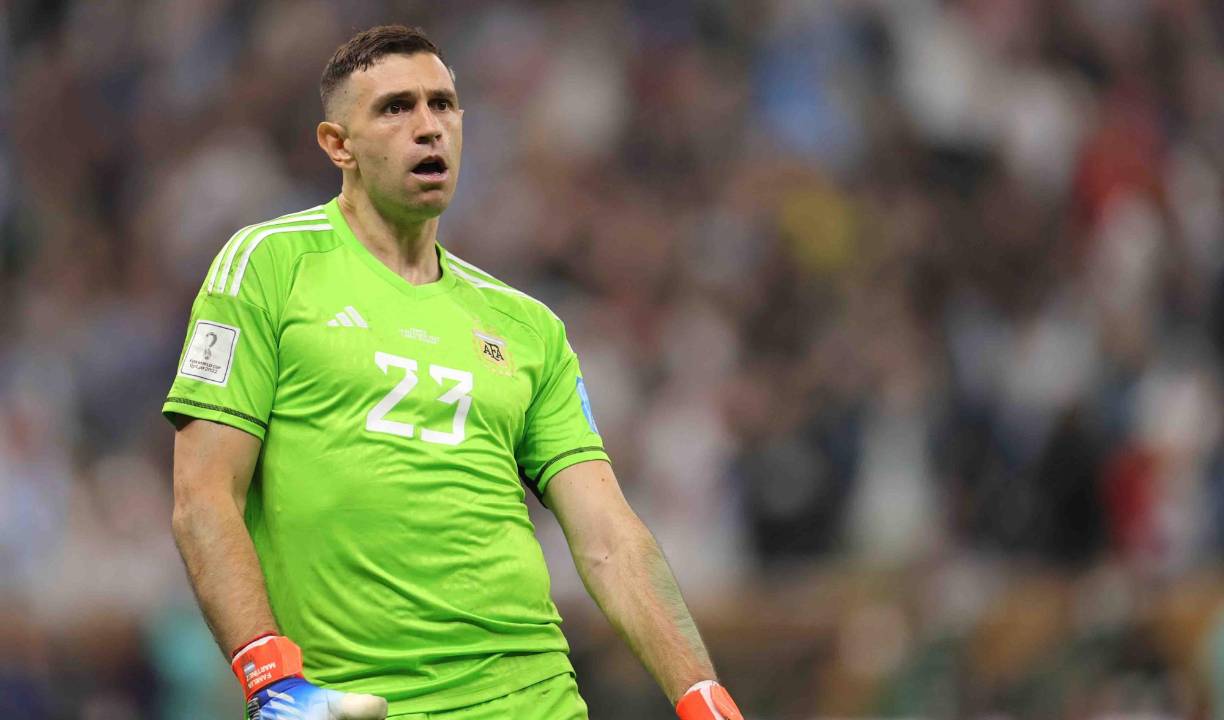 Emiliano “Dibu” Martínez escribió su nombre en la historia grande del fútbol argentino al ser una de las figuras de Arsenal en la conquista de la Copa del Mundo. Sin embargo, el arquero es objeto de críticas por su terrible gesto durante la ceremonia.