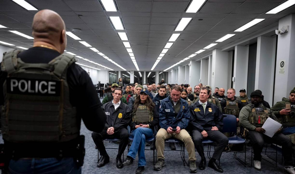 Noem publicó además varias fotografías en las que se la ve hablando con miembros del ICE.