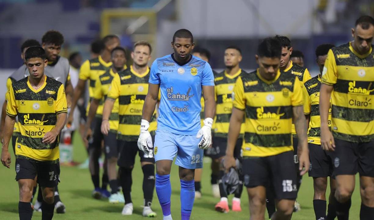 Los rostros tristes y de desilusión de los jugadores del Real España tras perder contra el Juticalpa FC en el estadio Morazán.