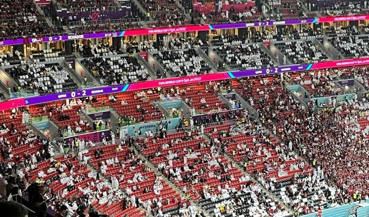 El estadio Al Bayt se mostró completo en todo momento, pero tras el 0-2 en el medio tiempo, se empezaron a ver lugares vacíos en la tribuna por parte de aficionados qataríes.