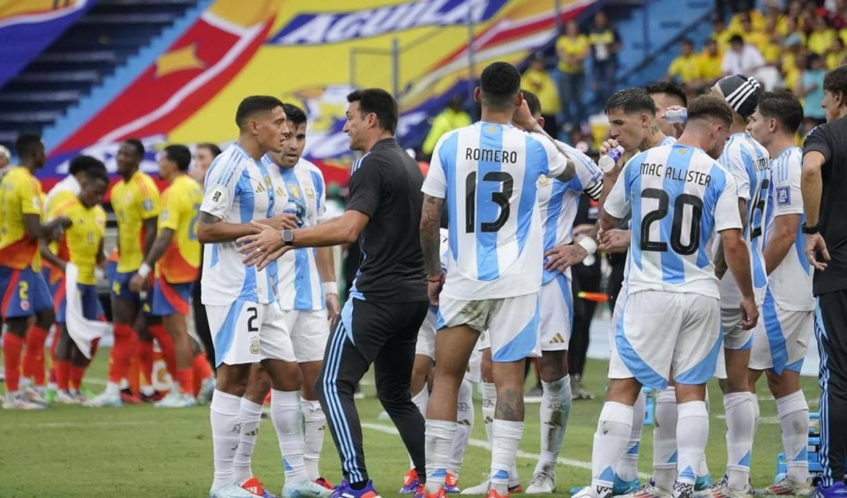 Lionel Scaloni se mostró intranquilo en el banquillo con los jugadores argentinos.