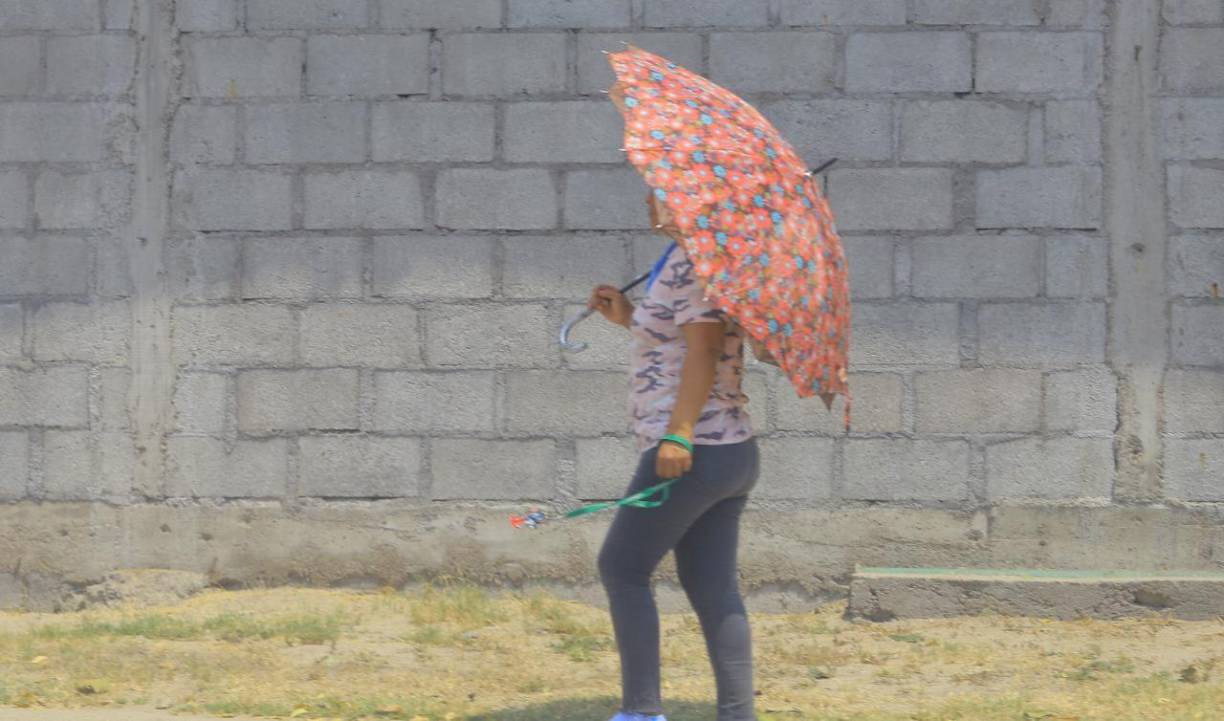 Siguiendo las recomendaciones de los médicos, la gente sale a la calle con su paraguas.