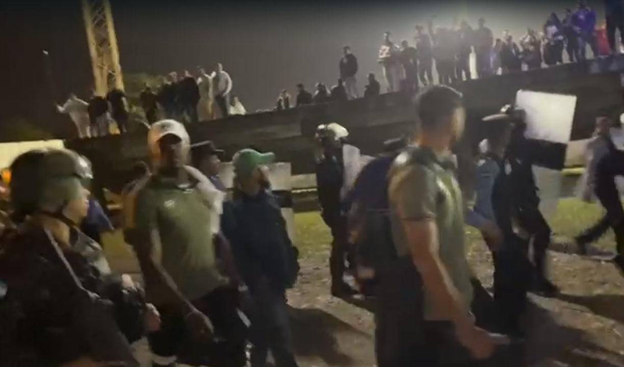 Hostil recibimiento de la afición del Independiente a los futbolistas del Juticalpa. Les gritaron de todo y tuvieron que ser resguardados por miembros de la Policía Nacional.