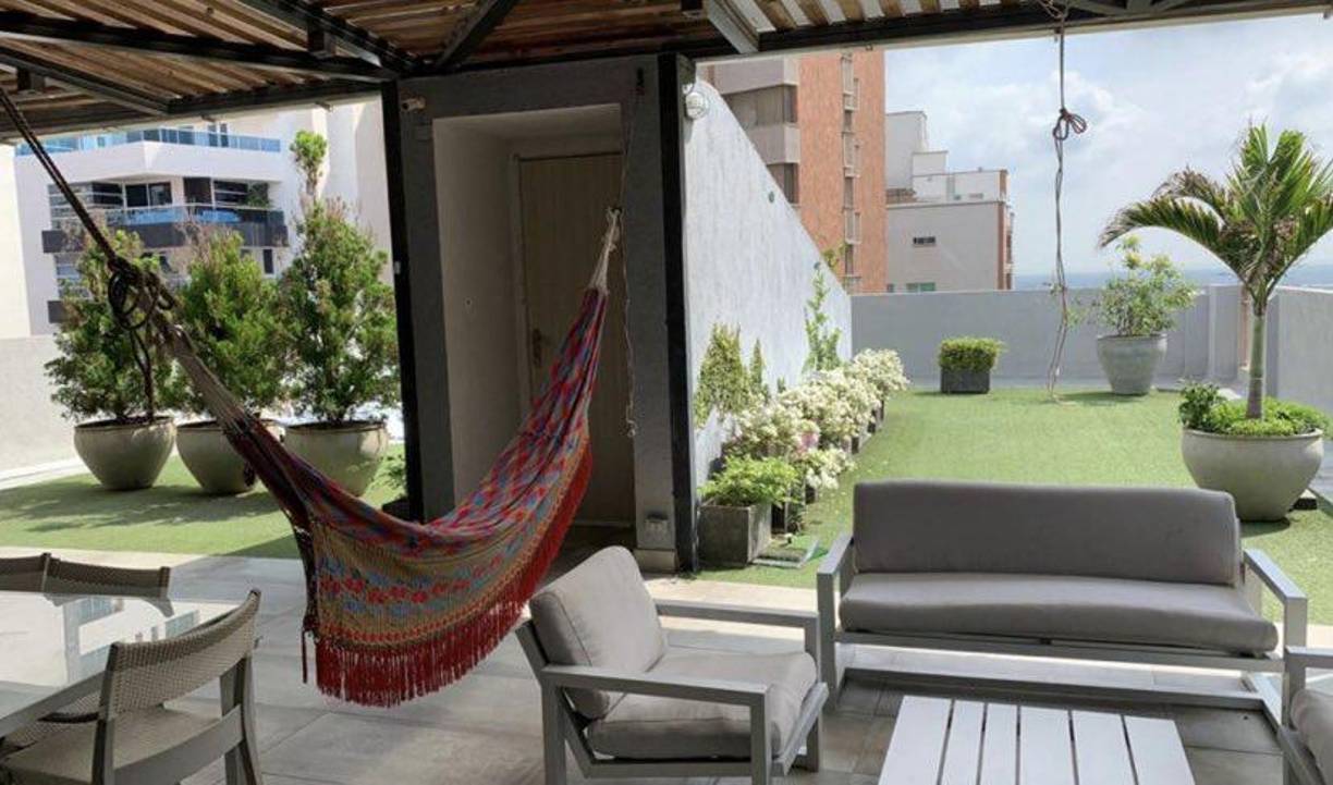 Esto en referencia a que la periodista Juliana Ramírez, de Cambio, llegó a la vivienda en la que vive el político y le permitieron la entrada tras anunciarse. La reportera duró apenas unos minutos en la vivienda hasta que se fue por petición de Nicolás Petro.