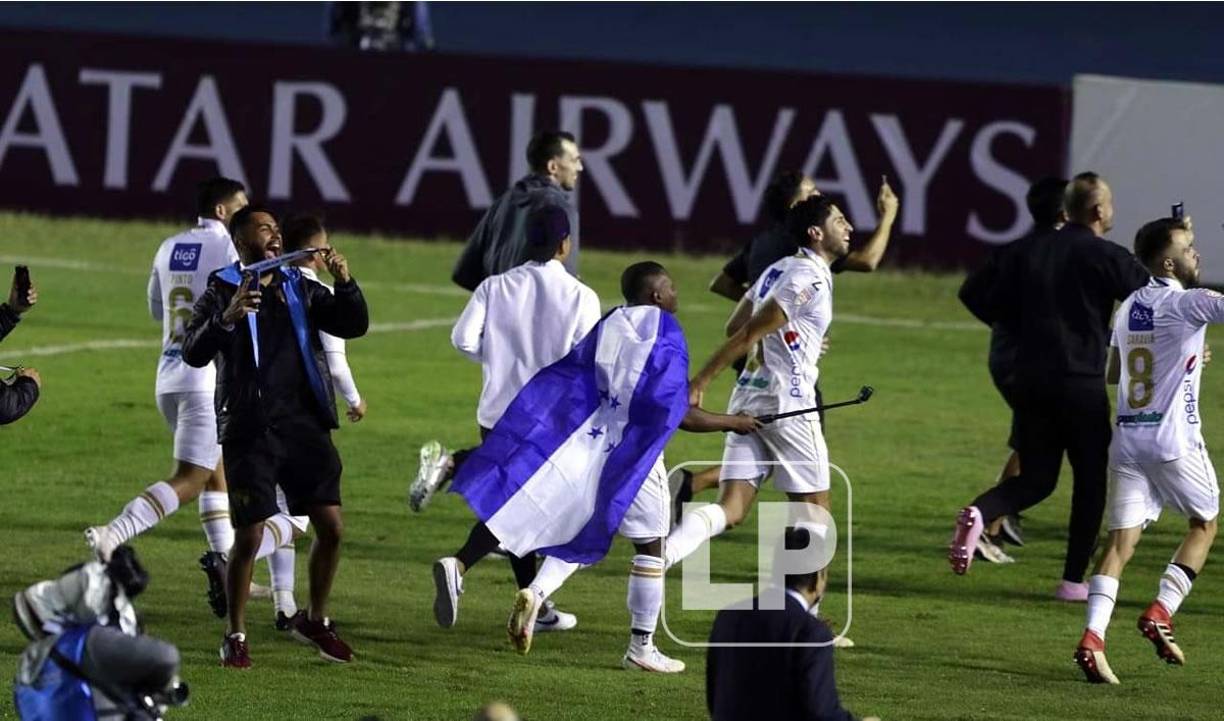 Júnior Lacayo mostró con orgullo la bandera de Honduras.