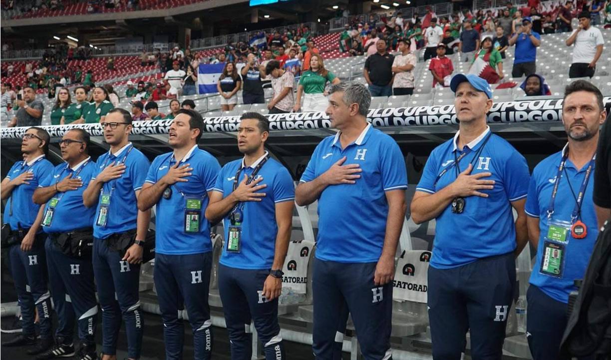 Diego Vázquez y su cuerpo técnico entonaron el himno nacional de Honduras.