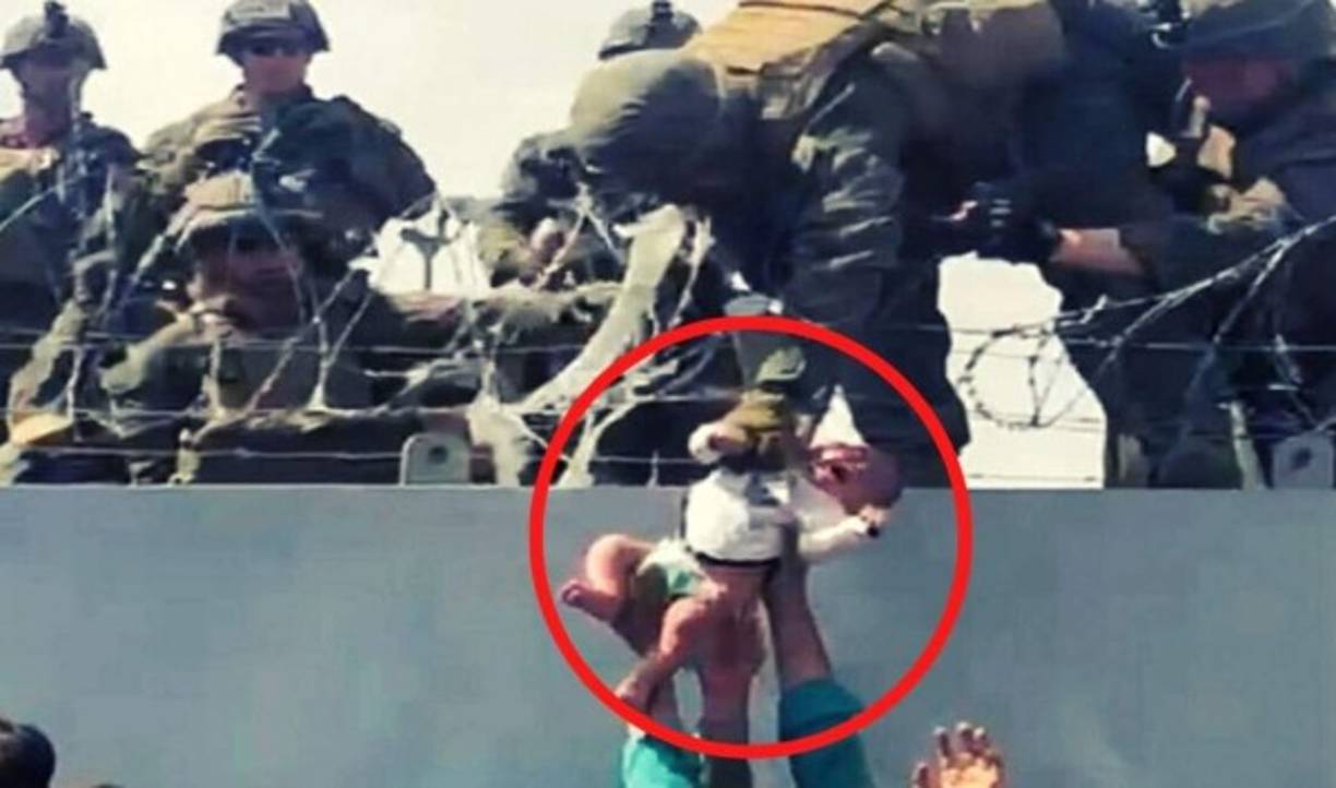 Se tornaron virales las imágenes de un bebé empujado con el brazo extendido por civiles hacia los soldados estadounidenses que se encuentran en el muro perimetral, protegiendo el aeropuerto de la capital afgana. Cortesía Omar Haidiri