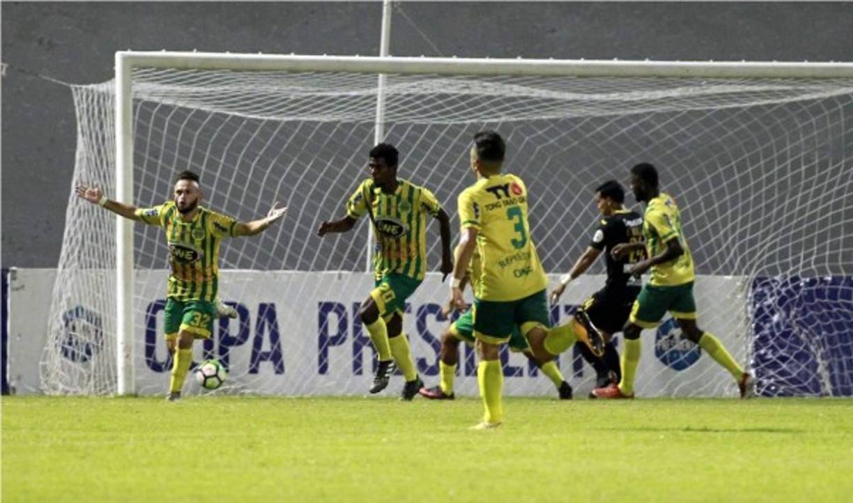 Luis Contreras celebrando el gol del Parrillas One.