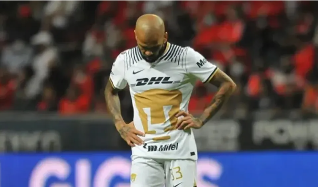 El pasado lunes, la magistrada instructora dio por concluida la instrucción del caso y dictó auto de procesamiento contra Alves por un delito de agresión sexual con acceso carnal, además de imponerle una fianza de 150.000 euros para cubrir una eventual indemnización para la víctima en caso de condena.