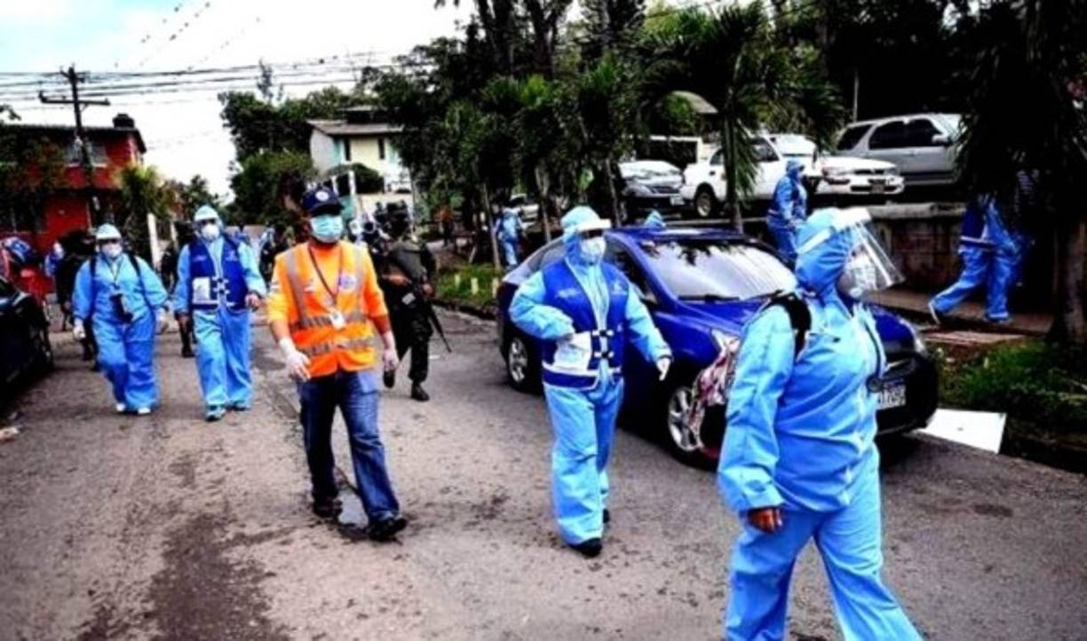 Las brigadas médicas anticovid en las colonias y barrios de Honduras están acompañadas por policías o militares.