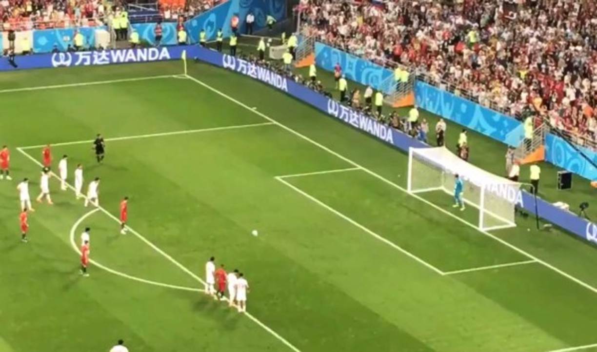 No se vio en TV, el portero Alireza Beiranvand de Irán antes de que CR7 lanzara el penal, sorpresivamente se metió al arco y esperó el disparo que al final pudo detenerle a Ronaldo.