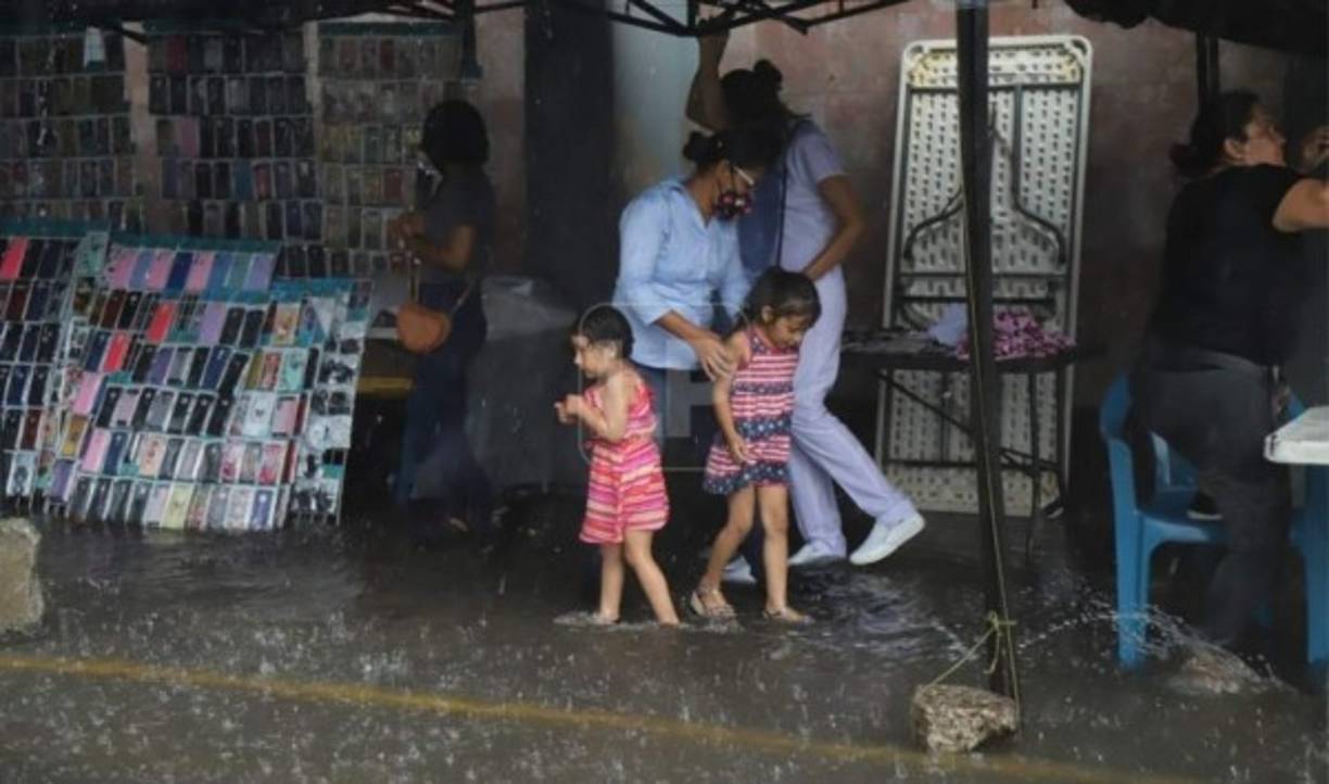 Sobre la tercera avenida, los comercios de accesorios para celulares sufrieron el embate de la tormenta.