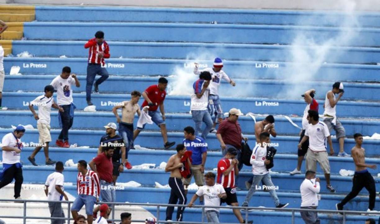 Al final del partido, las barras de Marathón y Olimpia intentaron enfrentarse y la Policía tuvo que intervenir y lanzó gas lacrimógeno.