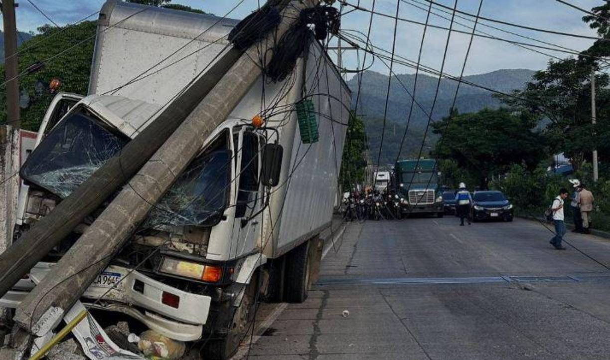 Cada vez es más común que los conductores involucrados en accidentes de tránsito derriben postes del servicio eléctrico. El exceso de velocidad, la conducción bajo los efectos del alcohol y la falta de atención al volante son algunas de las principales causas de estos incidentes en Honduras.