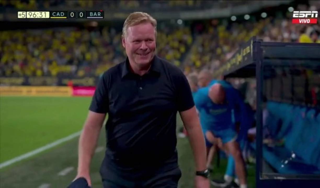 La risa irónica de Ronald Koeman tras ser expulsado por reclamar al cuarto árbitro tras la acción antideportiva de Sergio Busquets.